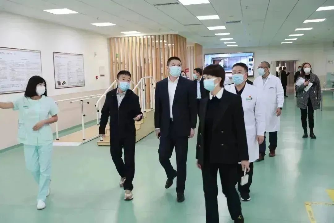 龍港區(qū)人大、區(qū)政府領(lǐng)導(dǎo)一行視察調(diào)研龍港國(guó)際醫(yī)療健康產(chǎn)業(yè)園(圖6)