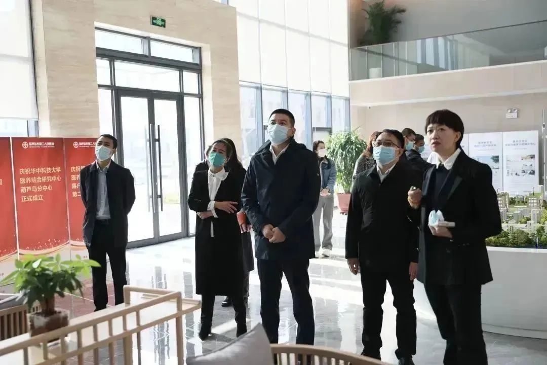 龍港區(qū)人大、區(qū)政府領(lǐng)導(dǎo)一行視察調(diào)研龍港國(guó)際醫(yī)療健康產(chǎn)業(yè)園(圖9)