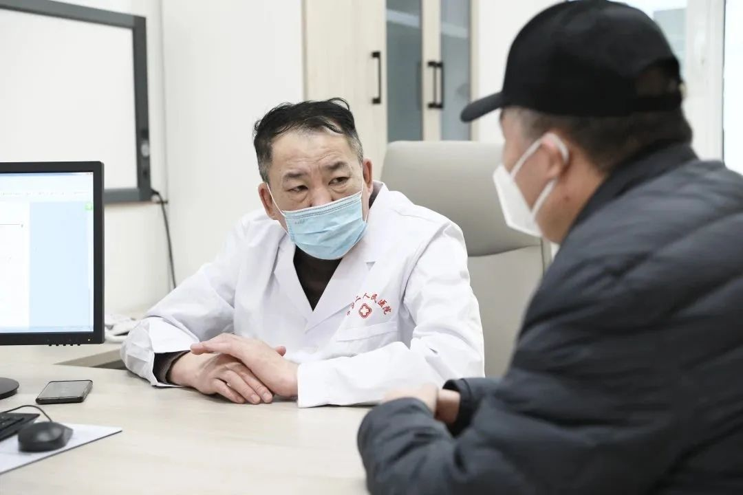 患者如潮，就診場(chǎng)面火爆！市二院著名專家診區(qū)百余位專家陸續(xù)來院出診(圖4)