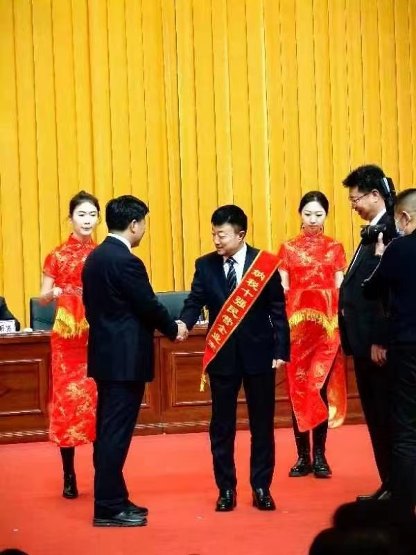 《全市民營經(jīng)濟大會》暨2023年度民營企業(yè)納稅十強表彰大會在葫蘆島市文化宮隆重召開，董事長趙立君先生代表集團上臺領獎(圖2)