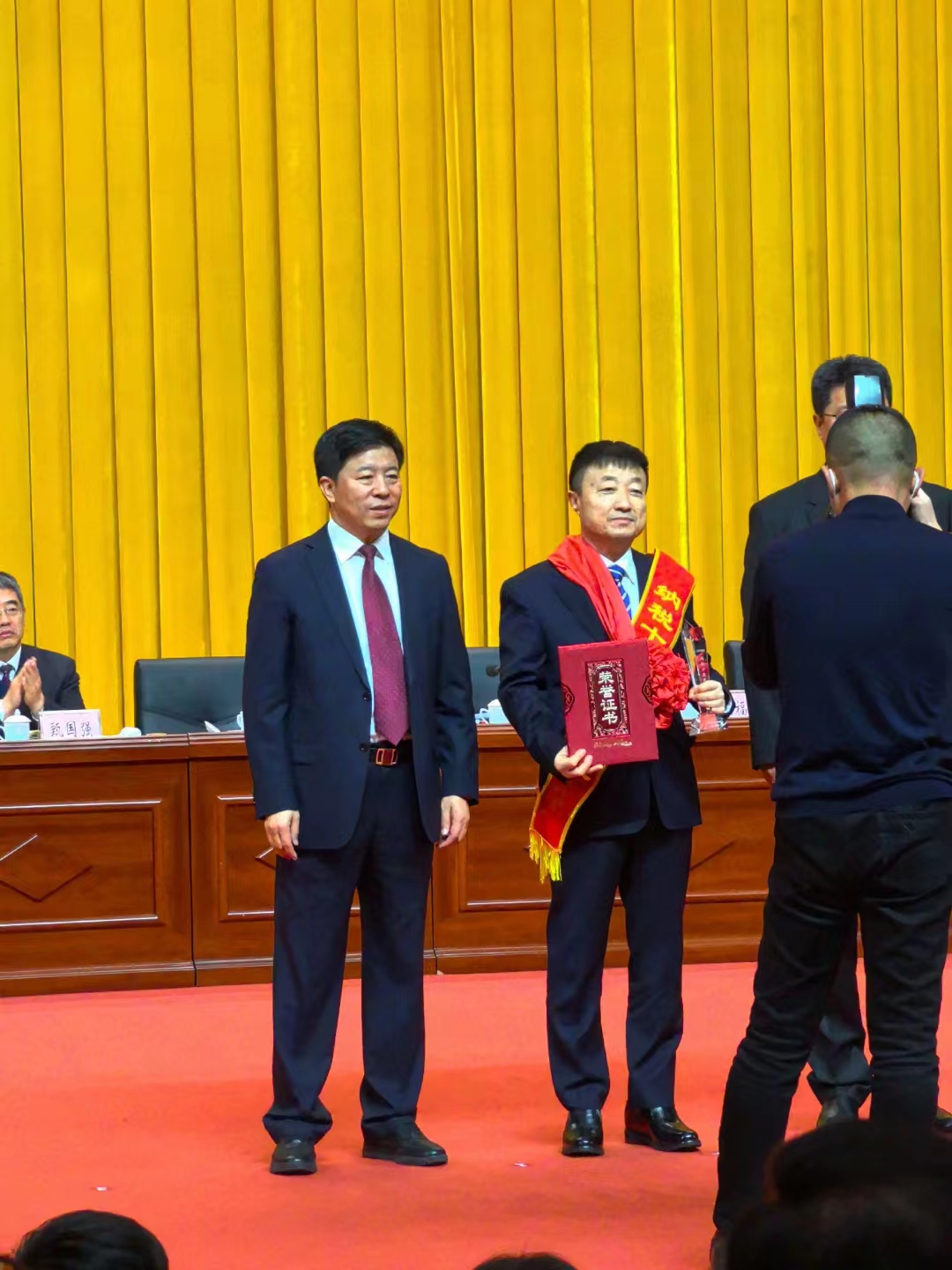 《全市民營經(jīng)濟大會》暨2023年度民營企業(yè)納稅十強表彰大會在葫蘆島市文化宮隆重召開，董事長趙立君先生代表集團上臺領獎(圖4)